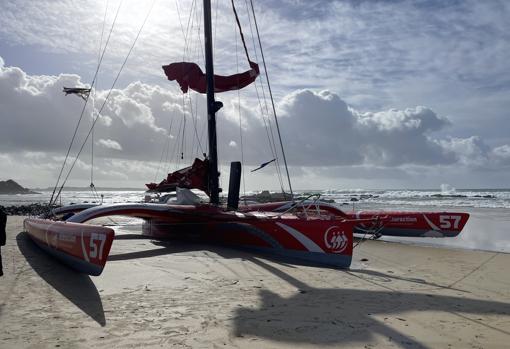 Trimaran Interaction Route du Rhum échoué sur les côtes de La Corogne en Espagne